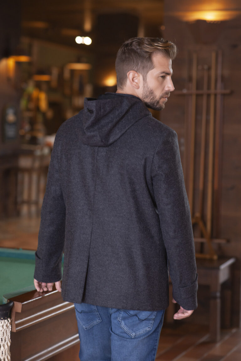 Casaco Masculino de Lã com Capuz – A Dinastia